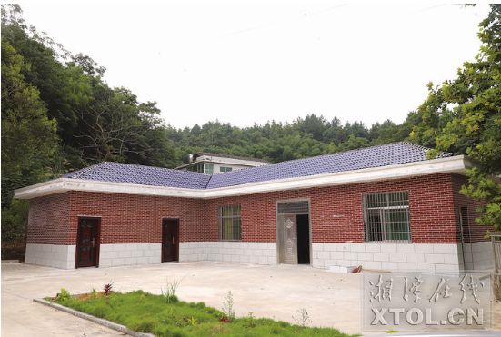 加大對對口幫扶村的基礎(chǔ)設(shè)施建設(shè)和產(chǎn)業(yè)幫扶資金支持。圖為湘鄉(xiāng)市月山鎮(zhèn)紅日村新修建的組織活動場所。