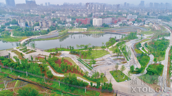 湘潭城發(fā)集團將城市黑臭水治理作為完善基礎設施建設，改善百姓居住環(huán)境，提升群眾幸福指數(shù)，提高城市防洪防災能力的一項重要舉措來抓。圖為治理后的百畝湖公園。 （羅韜 攝）