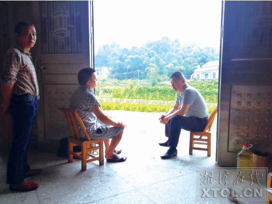 湘潭城發(fā)集團(tuán)黨委書記、董事長黃勁松開展結(jié)對幫扶走訪，與陳連華促膝交談。