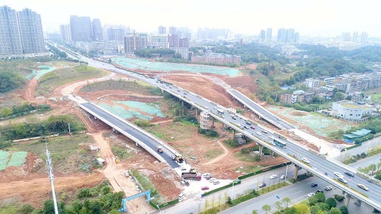 三大橋河?xùn)|匝道路面工程進(jìn)入掃尾階段。（羅韜 攝）.jpg