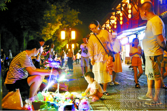 夜晚的窯灣燈火通明非常熱鬧，許多市民在這里散步、購物。（記者 羅韜 攝）