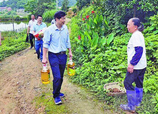 “戶幫戶親幫親，互助脫貧奔小康”，開展走訪慰問。
