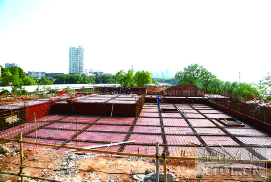湘江河東風光帶二期公園配套服務設施（城發(fā)晴溪）項目正進行地下室基礎施工。（羅韜 攝）