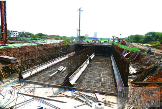 愛勞渠黑臭水體基礎治理工程正進行低排閘箱涵澆筑。（羅韜 攝）