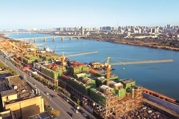十八總商業(yè)街建設(shè)如潮，文旅展示區(qū)、民宿體驗(yàn)區(qū)已實(shí)現(xiàn)對外開放。(1).jpg