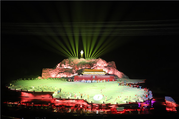 城發(fā)集團(tuán)參學(xué)人員觀看紅色實(shí)景演出《中國出了個(gè)毛澤東》。.JPG