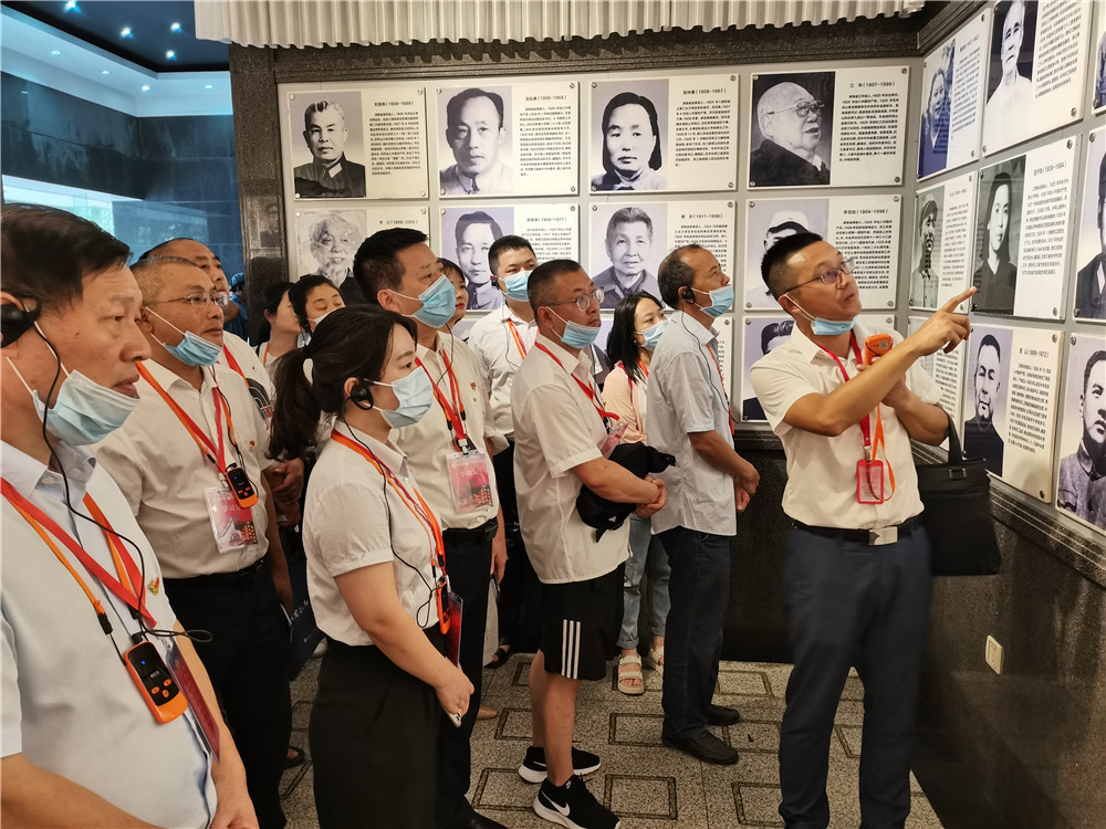 學(xué)員們在北山革命烈士陵園認(rèn)真聽老師講黨史故事。_副本.jpg