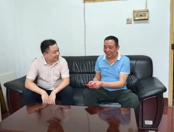 第17張：集團(tuán)黨委委員、紀(jì)委書記肖崢慰問(wèn)城發(fā)交運(yùn)集團(tuán)困難黨員楊國(guó)生.jpg