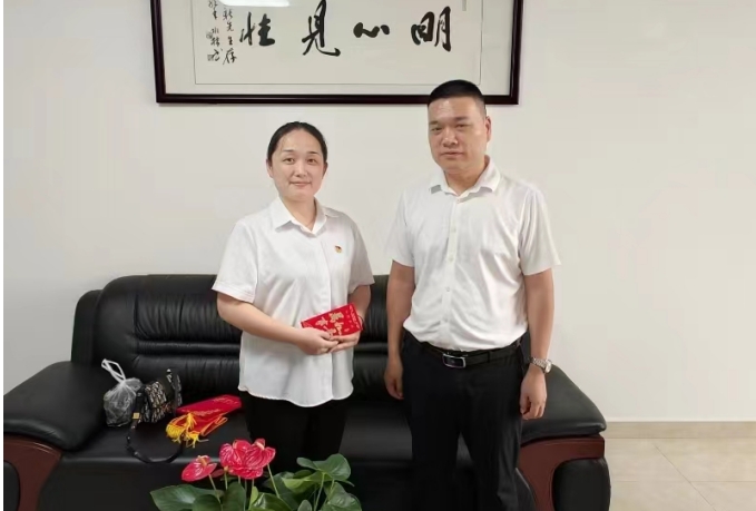 第14張：集團(tuán)黨委委員、副總經(jīng)理黃立新慰問(wèn)城發(fā)交運(yùn)集團(tuán)困難黨員張岱.jpg