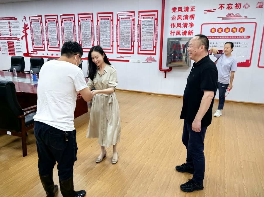 第12張：集團(tuán)黨委委員、總會(huì)計(jì)師王維慰問(wèn)城發(fā)紅旅集團(tuán)困難黨員唐文城.jpg