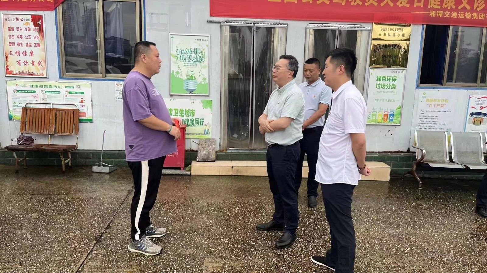 第6張：集團(tuán)黨委副書記、工會(huì)主席梁真慰問(wèn)城發(fā)交運(yùn)集團(tuán)困難黨員易賽峰.jpg