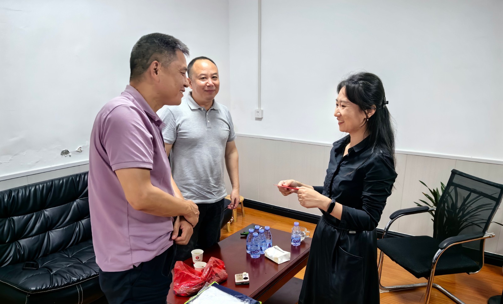 第15張：l集團(tuán)黨委委員、副總經(jīng)理王湘雷慰問(wèn)城發(fā)紅旅集團(tuán)困難黨員戴靈芝.jpg
