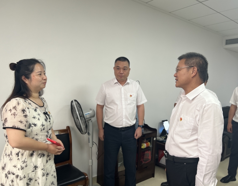 第4張：集團(tuán)黨委書記、董事長(zhǎng)周俊文慰問(wèn)城發(fā)科技集團(tuán)困難黨員彭煒麗.jpg
