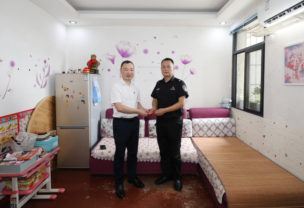 第8張：集團(tuán)黨委委員、副總經(jīng)理胡繼軍慰問(wèn)城發(fā)湘盾集團(tuán)困難黨員戴力強(qiáng).jpg